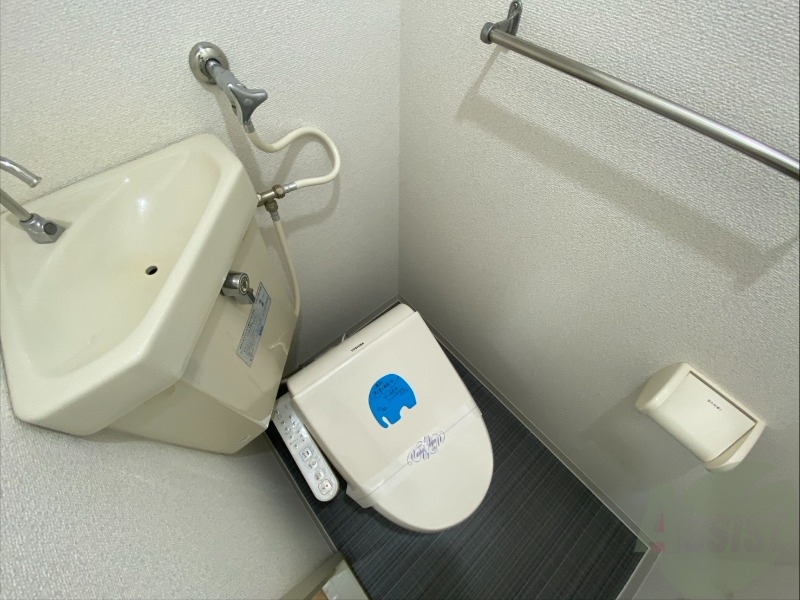 トイレ　こちらはトイレです。清潔感があり、安心して使用できます。