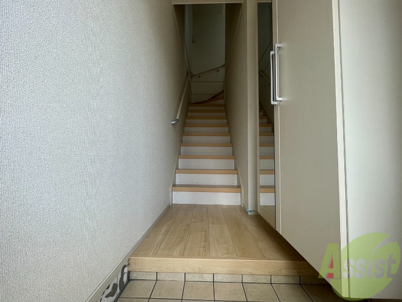 玄関　玄関から撮影しました。敷居が高くなくて安心ですね。