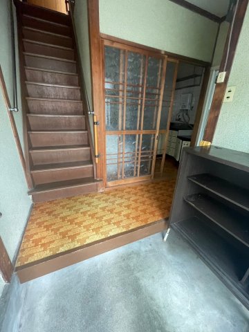 川西市絹延町連棟貸家の玄関写真