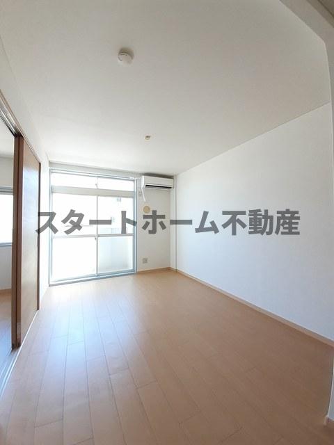 居室・リビング　こちらの居間で趣味の時間をお楽しみください