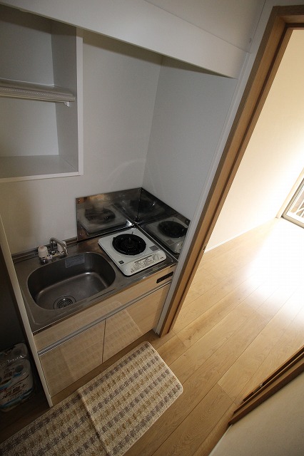 キッチン　同物件、別タイプの部屋の写真です