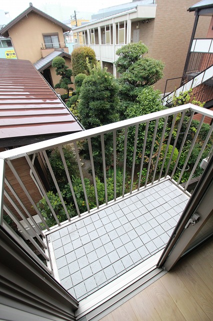 バルコニー　同物件、別タイプの部屋の写真です