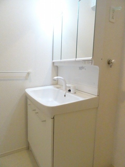 洗面設備　綺麗な独立洗面台です。