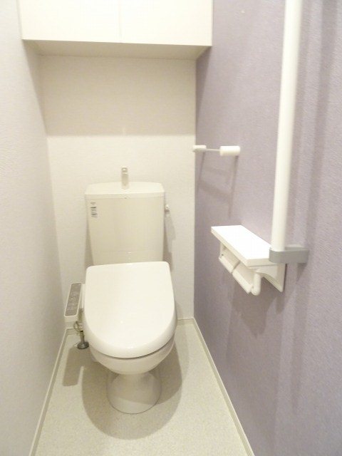 トイレ　嬉しい温水洗浄便座です。