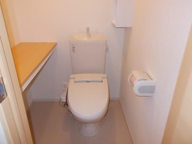 トイレ　落ち着いた色調のトイレです