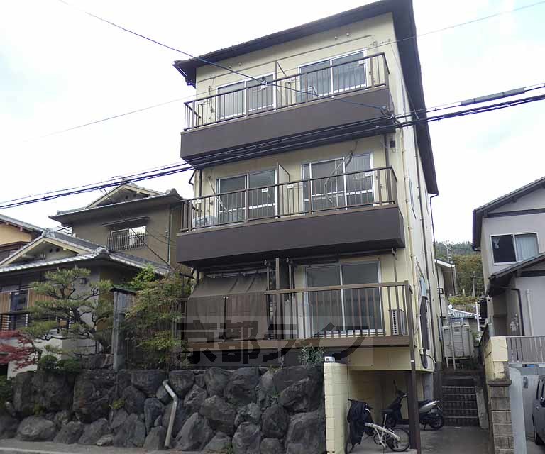 京都市右京区鳴滝松本町のマンションの建物外観