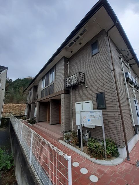 【朝来市和田山町平野のアパートのエントランス】