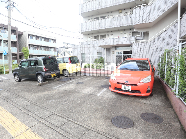 【八木兵小田井ハウスの駐車場】