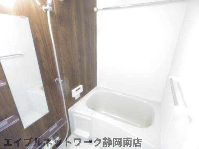 バス・シャワールーム　落ち着いた空間のお風呂です
