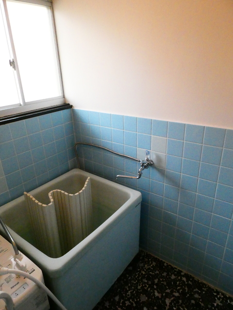 バス・シャワールーム　★窓があり換気しやすい浴室です★