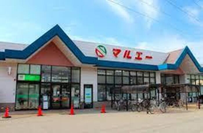 スーパー　マルエー久安店（スーパー）まで692m