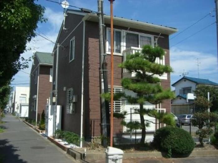 鴻巣市鎌塚のアパートの建物外観