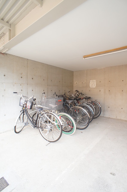 その他共有部分　雨の日でも安心して停められる屋根付駐輪場☆