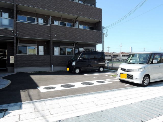 【泉佐野市市場西のアパートの駐車場】