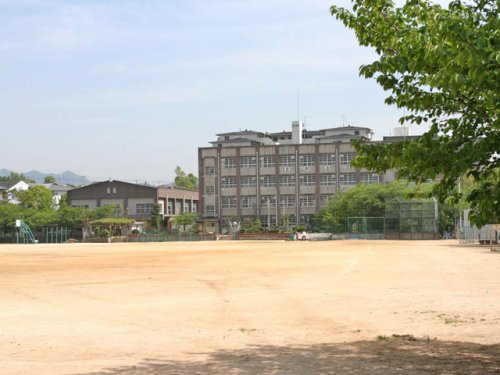 【泉佐野市市場西のアパートの中学校】