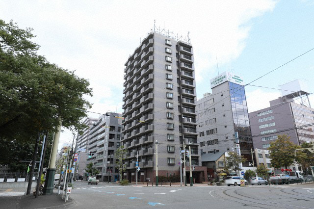 札幌市中央区南四条西のマンションの建物外観