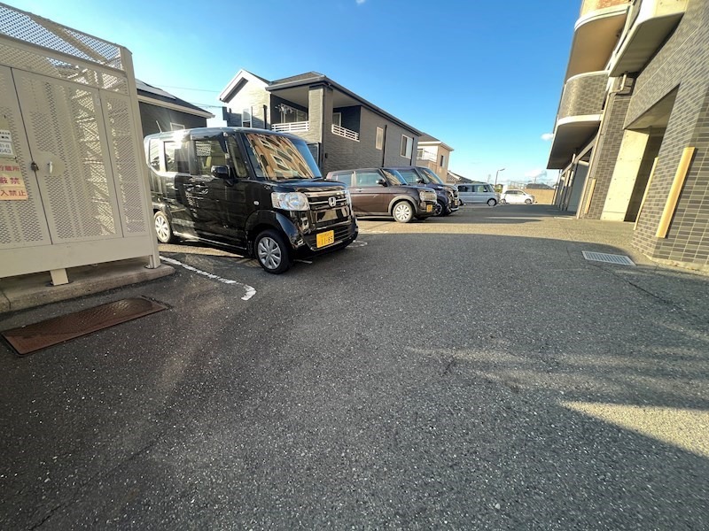 【北九州市八幡西区竹末のマンションの駐車場】