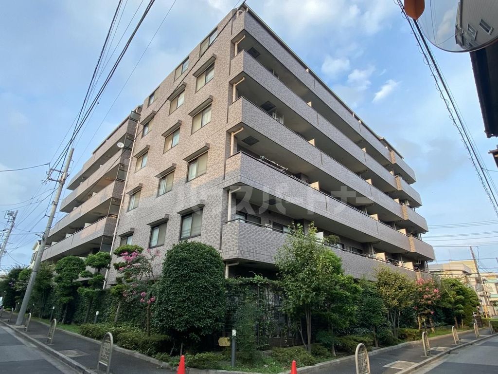 足立区中央本町のマンションの建物外観