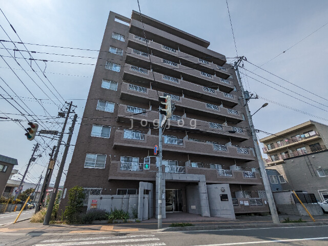 札幌市西区二十四軒三条のマンションの建物外観