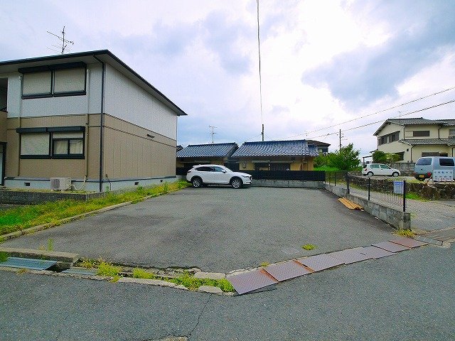 駐車場　駐車場があるので、車を買う予定の方も安心です