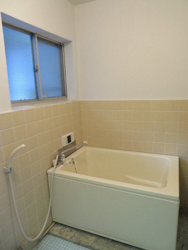 バス・シャワールーム　窓付きバスルーム（追焚き付き）