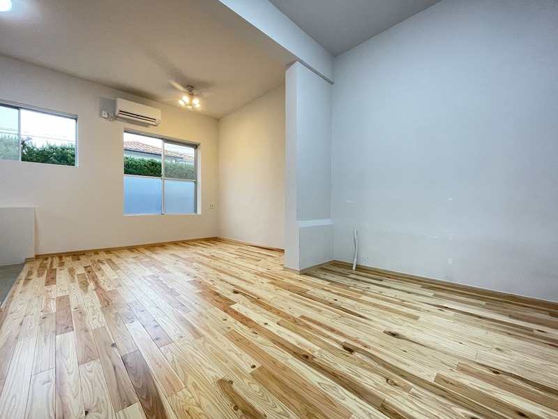 居室・リビング　スギ無垢材のフローリングにリニューアル！