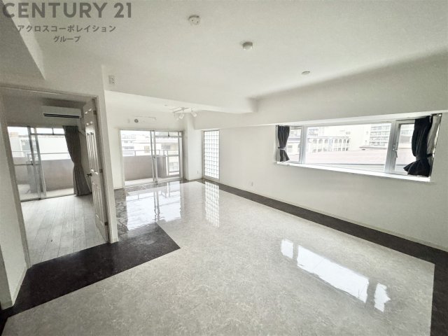 居室・リビング　床色が明るい色合いで、とてもきれいです。