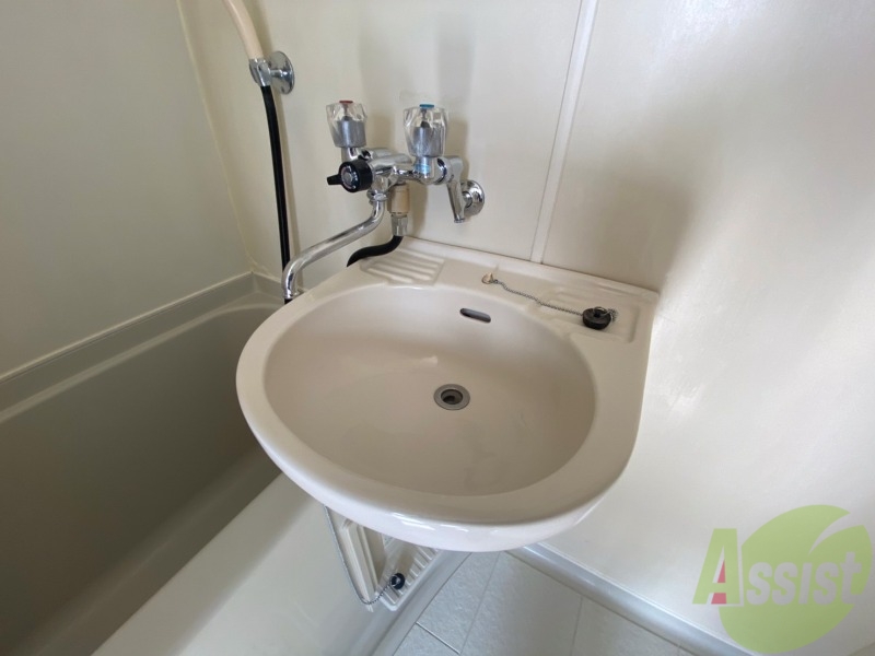 洗面設備　ユニットバス内の洗面台です。朝の身支度もスムーズです。