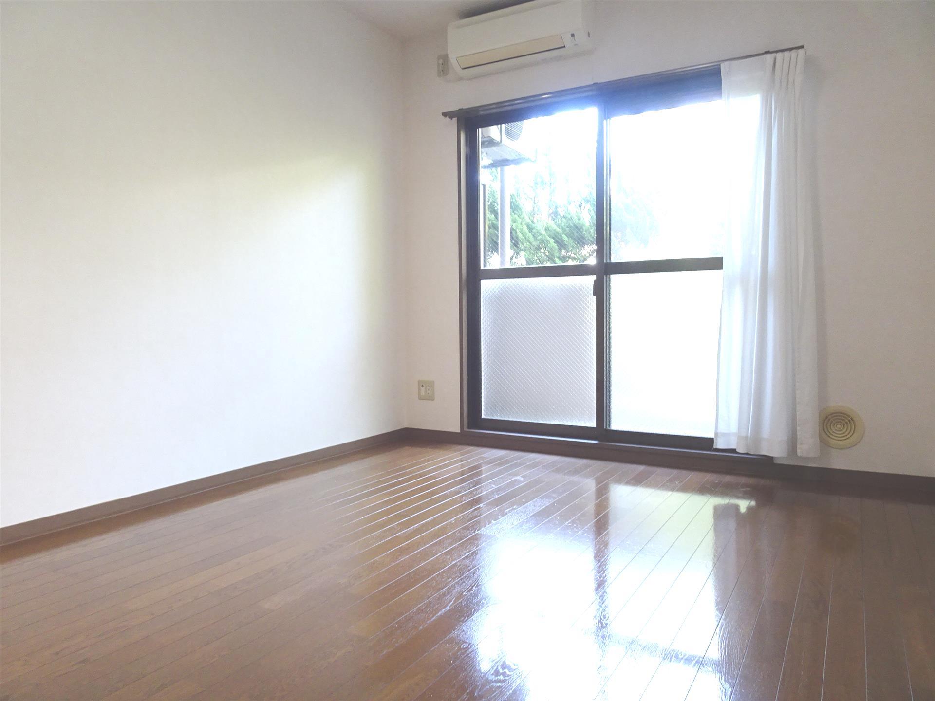 その他部屋・スペース　掃き出し窓有りで明るい洋室