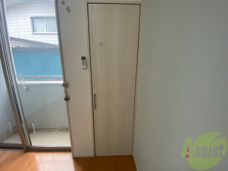 収納　洋室のクローゼットは一人暮らしにはちょうど良いサイズですね。