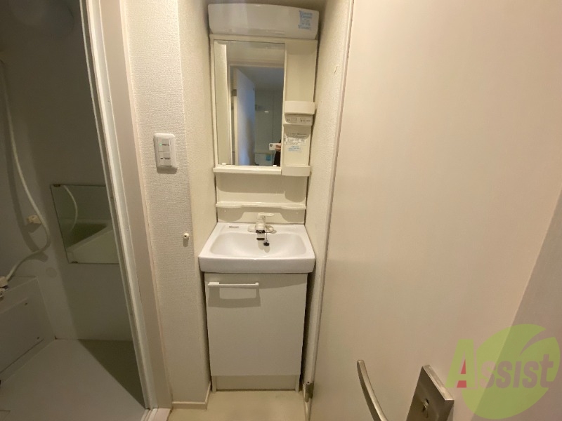 洗面設備　洗面台はシンプルなつくりで手入れがしやすそうですね。