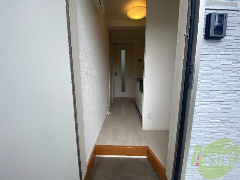 玄関　玄関から撮影しました。明るい印象ですね。