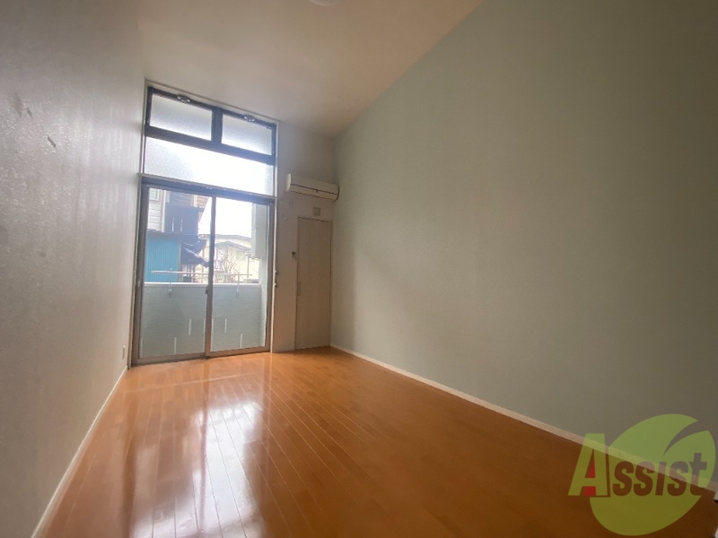 居室・リビング　８．２帖の洋室です。生活のメインとなる部屋ですね。