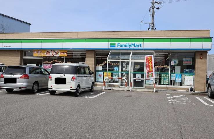 コンビニ　ファミリーマート（コンビニ）まで834m