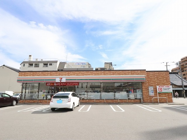 コンビニ　セブンイレブン（コンビニ）まで322m