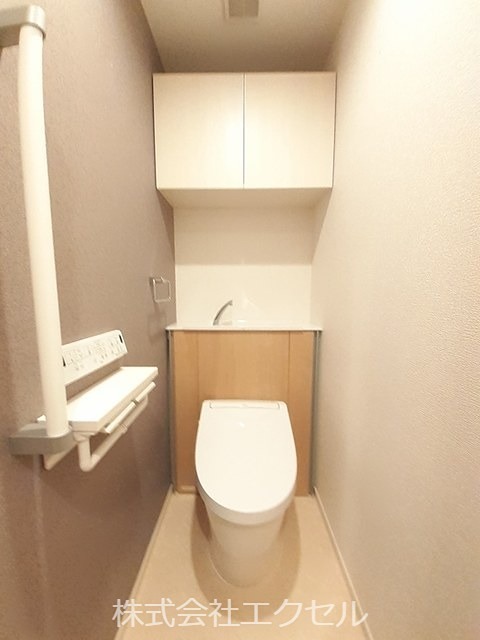 トイレ　温水洗浄便座です。