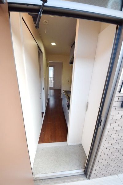 玄関　～玄関を開けただけで居室の明るさが伝わってきますよね～