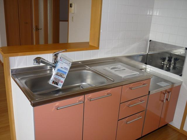 キッチン　キッチンの水道は伸びるタイプ。掃除の際に便利です。専用のカー
