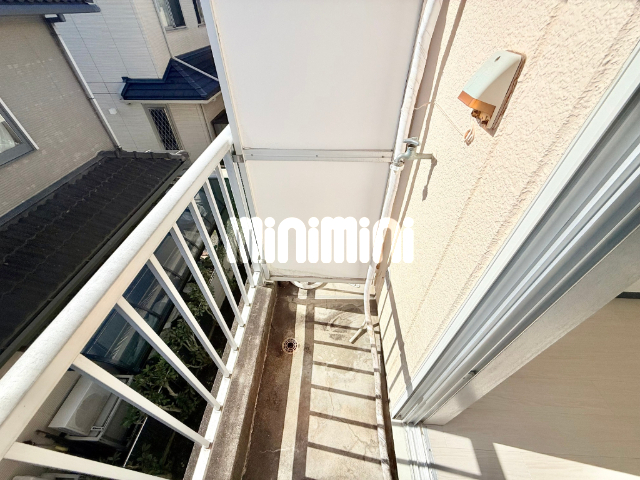 洗面設備　ベランダに洗濯機置き場がございます