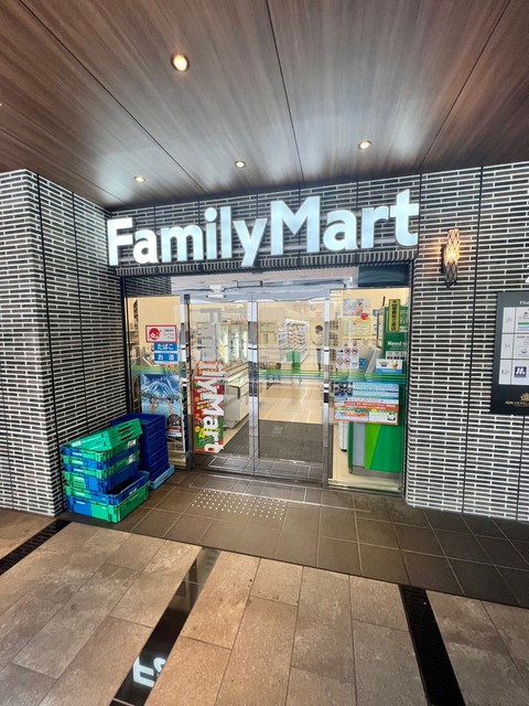 コンビニ　ファミリーマートアパホテル御堂筋本町駅タワー店（コンビニ）まで70m