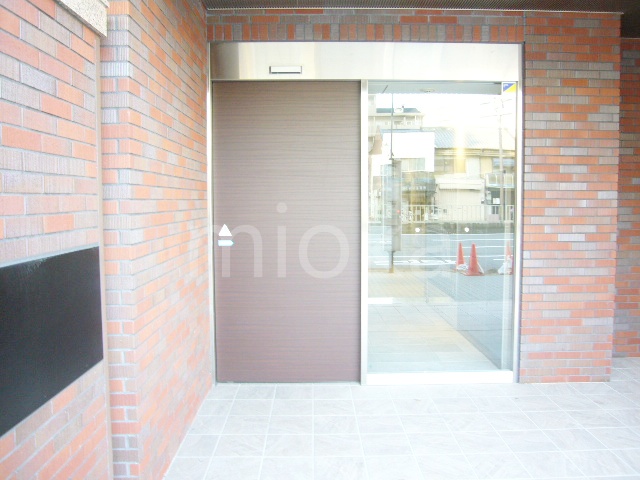 エントランス　落ち着いたエントランスです