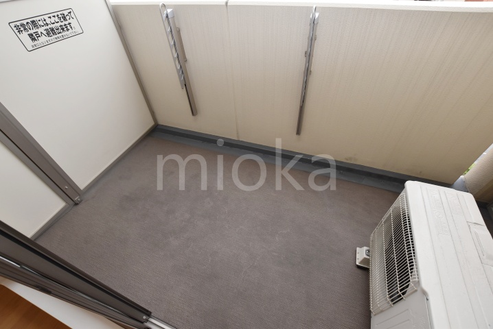 バルコニー　暖かな日差しのふりそそぐバルコニー