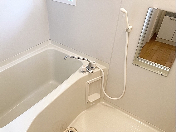 バス・シャワールーム　参考写真　換気に便利な窓付きの明るい浴室です