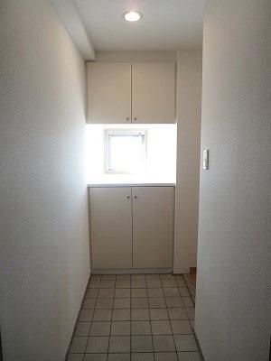 玄関　★窓付きで明るい玄関★