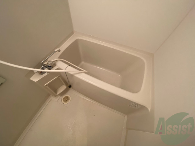 バス・シャワールーム　バスルームは狭すぎず、シャワーも浴びやすそうです。