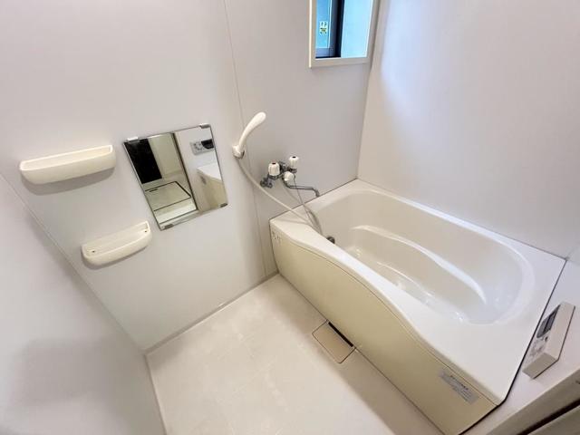 バス・シャワールーム　同物件同間取別部屋の写真です。