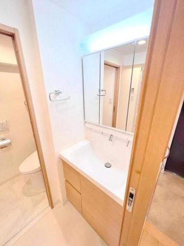 洗面設備　ゆったりとスペースのある洗面所