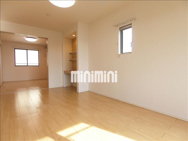 居室・リビング　２階角部屋です。ＬＤＫには２面に窓があります。