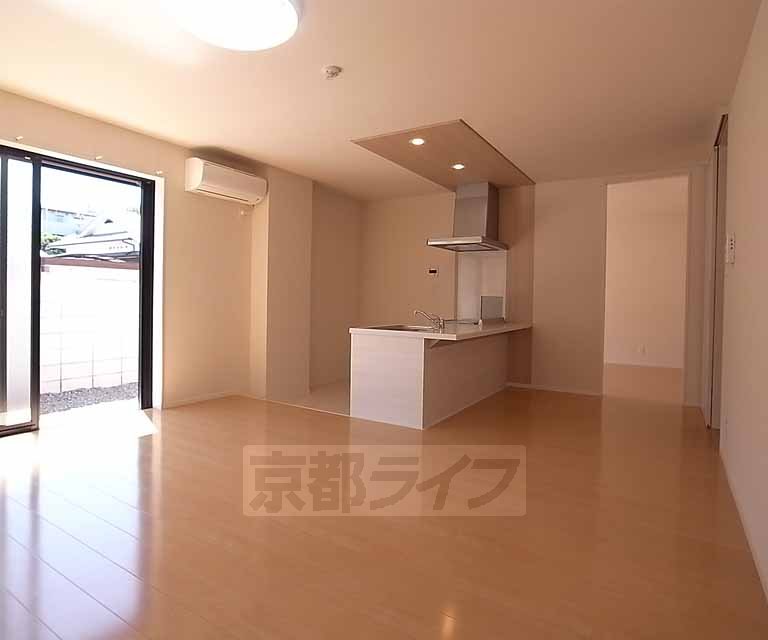 居室・リビング　１６帖の広々としたキッチンです。