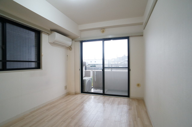 居室・リビング　２階角部屋２面採光の明るいお部屋です♪